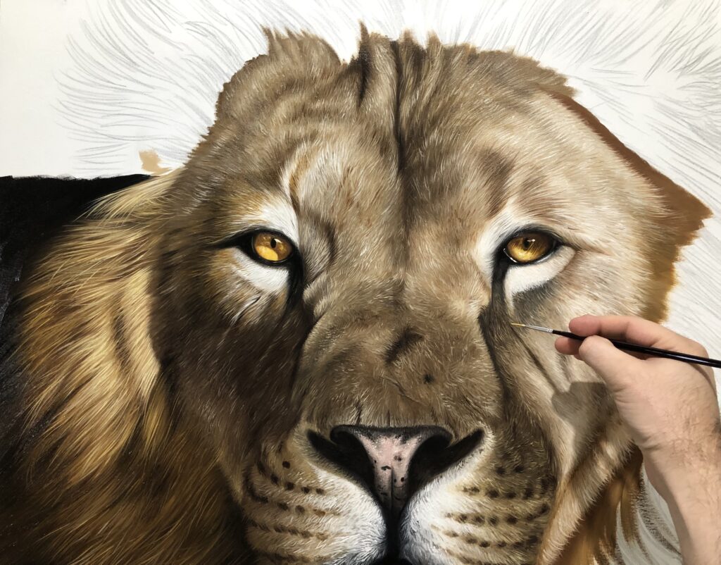 Elton Brunetti pintando um leão no curso de pintura de felinos